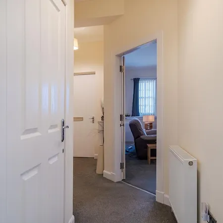 Spacious 2-Bedroom Condo With Free Parking On Site Montrose Exterior photo
