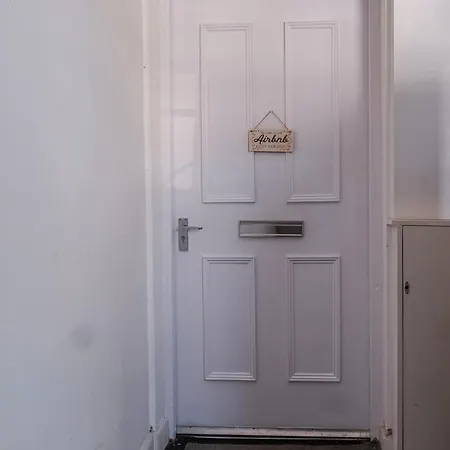 Spacious 2-Bedroom Condo With Free Parking On Site Montrose Exterior photo