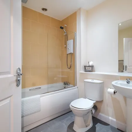 Spacious 2-Bedroom Condo With Free Parking On Site Montrose Exterior photo