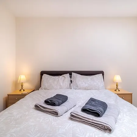Spacious 2-Bedroom Condo With Free Parking On Site Montrose Exterior photo