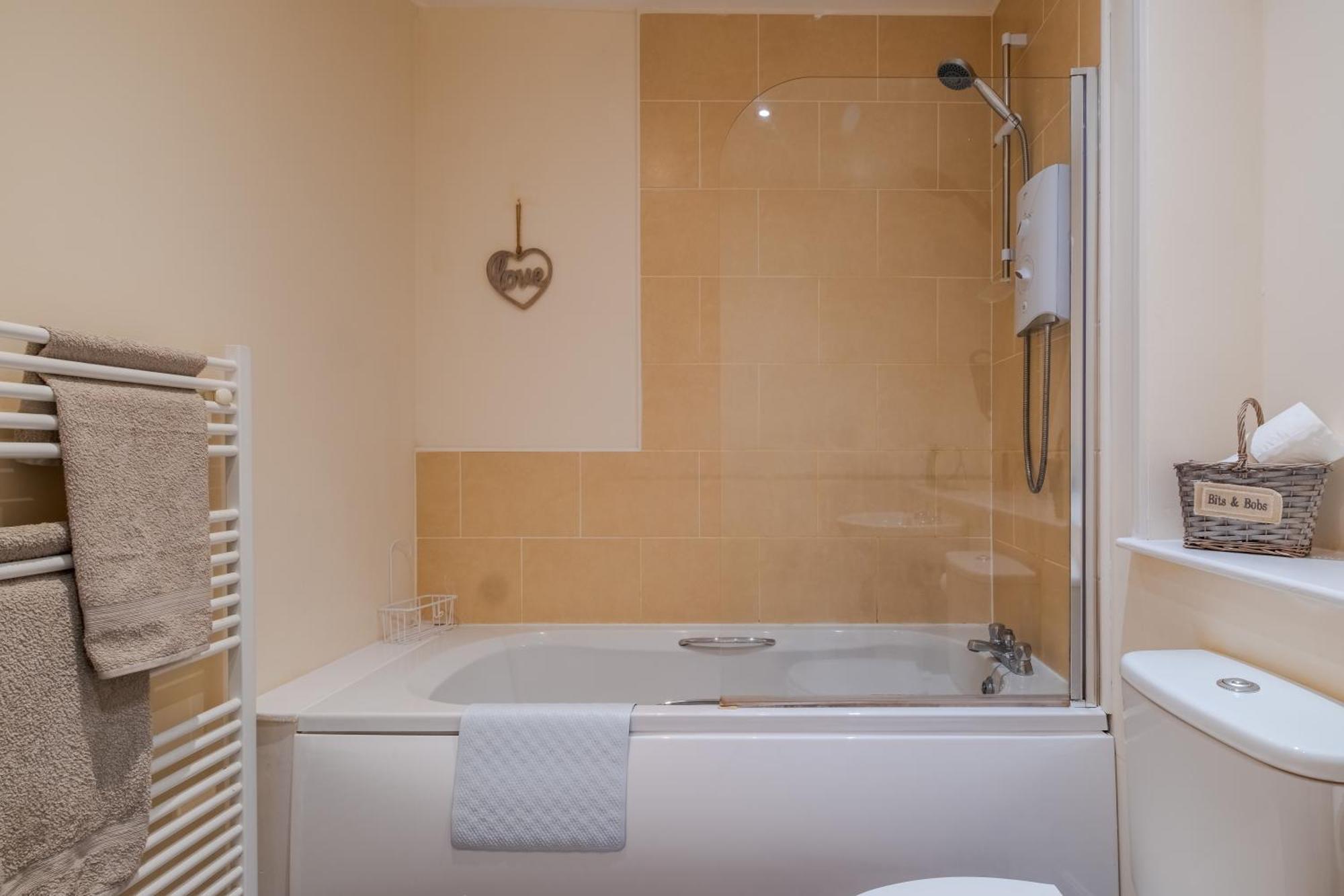 Apartment Spacious 2-bedroom With Free Parking On Site Montrose