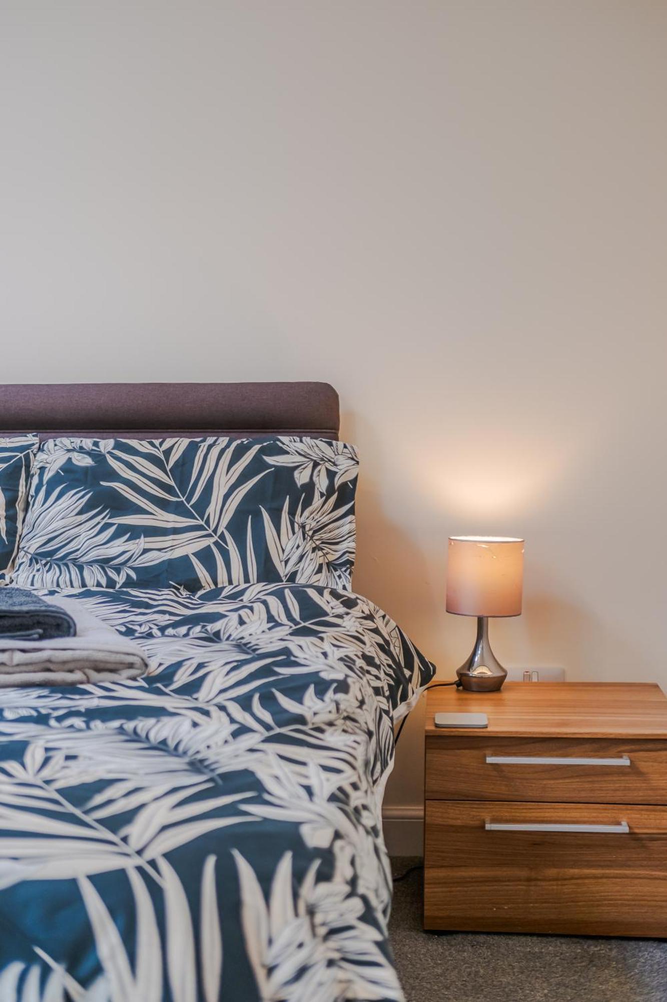 Spacious 2-bedroom With Free Parking On Site * Montrose
