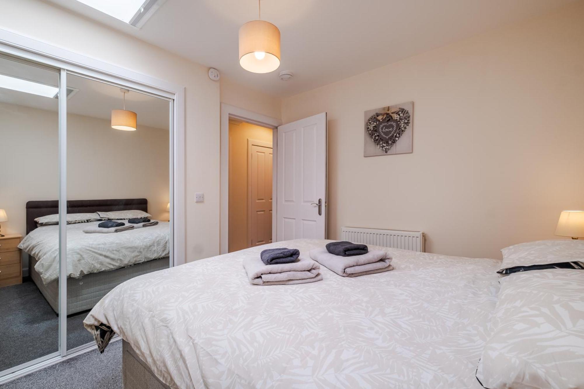 Spacious 2-bedroom With Free Parking On Site * Montrose