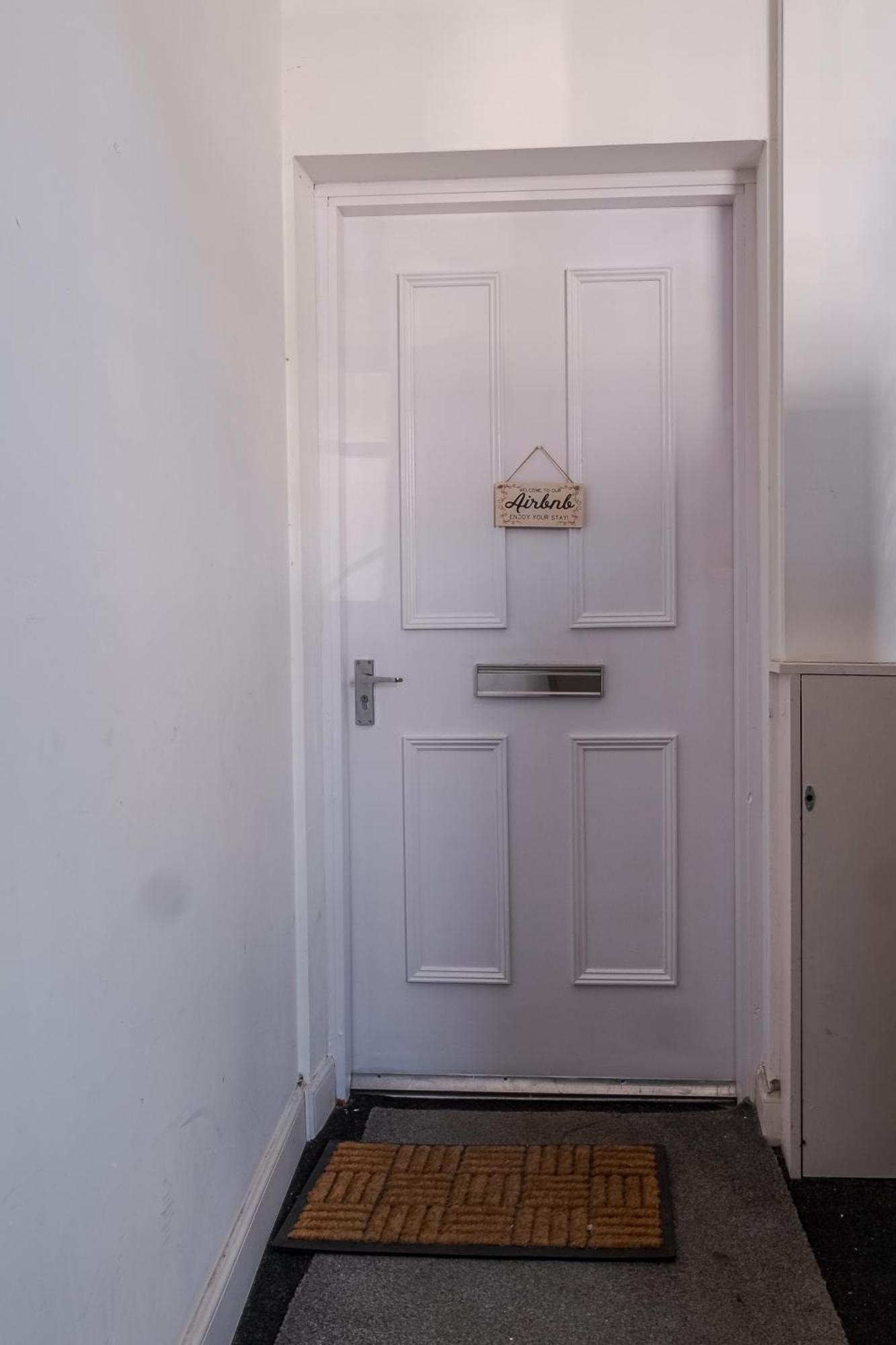 Spacious 2-bedroom With Free Parking On Site Apartment *