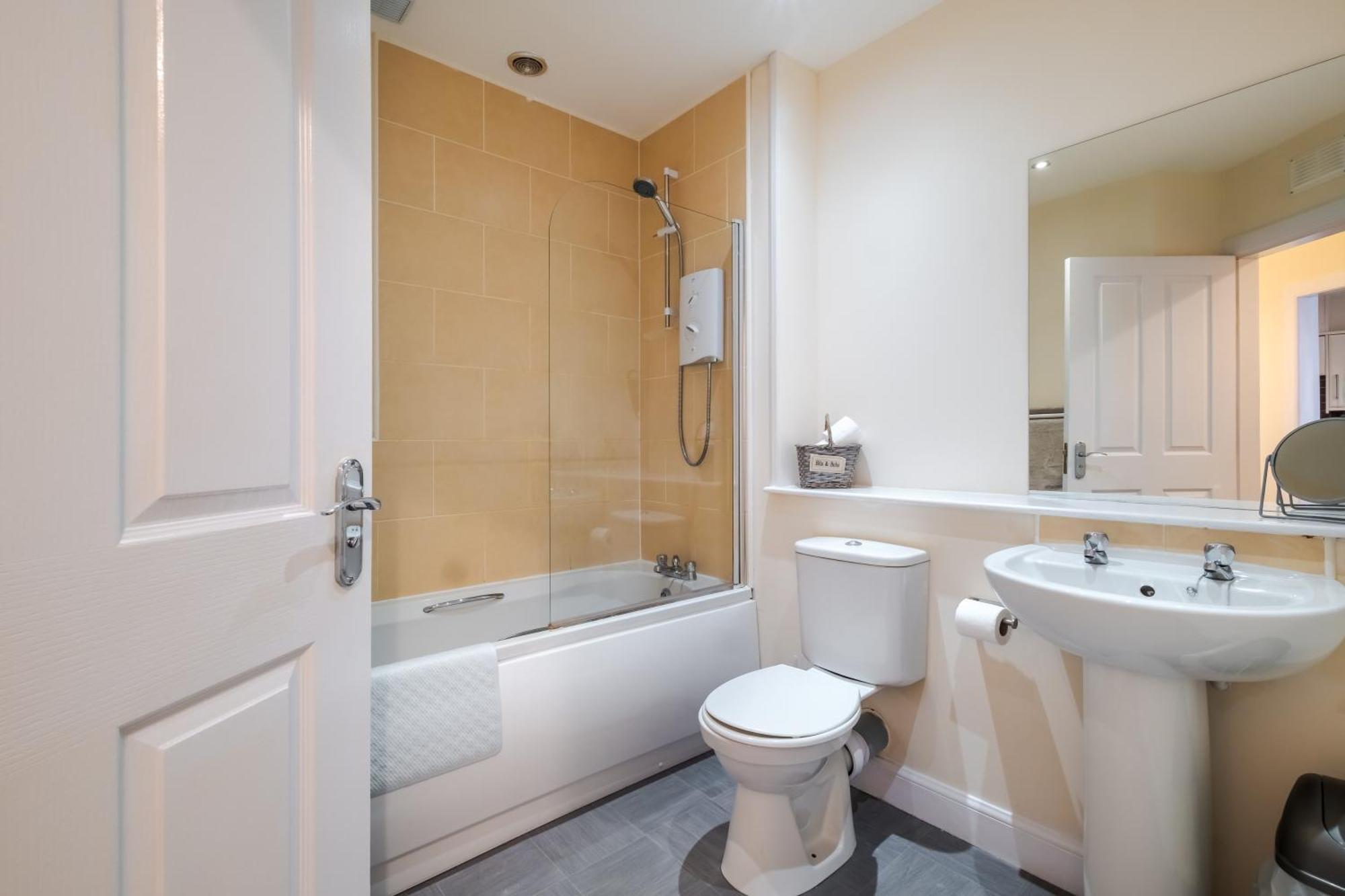 Spacious 2-bedroom With Free Parking On Site Apartment Montrose