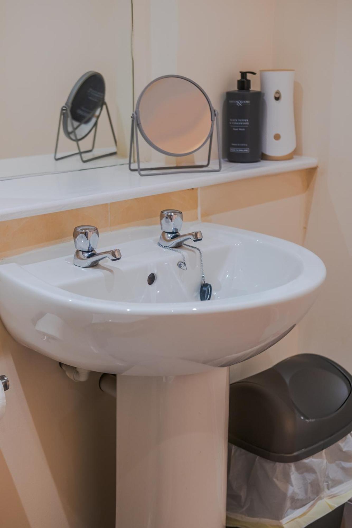 Spacious 2-bedroom With Free Parking On Site Apartment Montrose