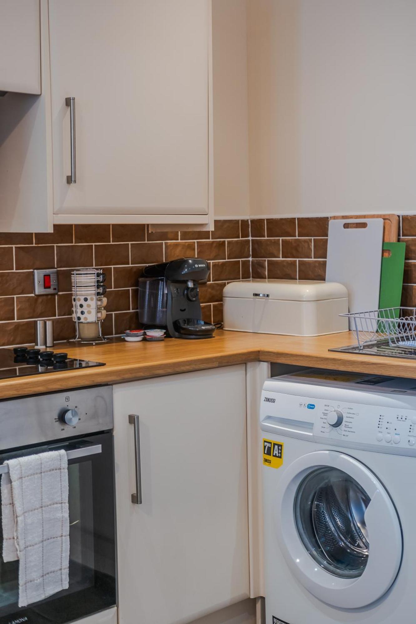 Apartment Spacious 2-bedroom With Free Parking On Site Montrose