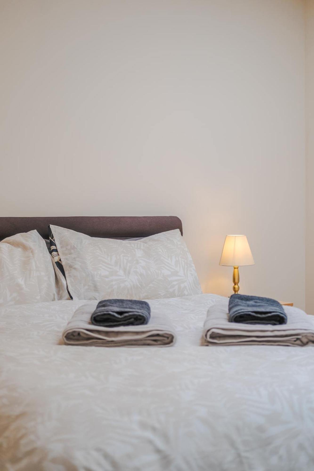 Spacious 2-bedroom With Free Parking On Site Montrose